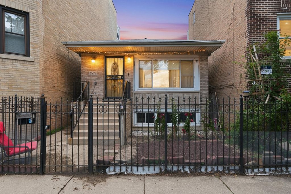 2922 W Nelson Street, Chicago, IL 60618