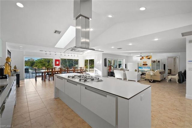 319 Pirates Bight, Naples, FL 34103