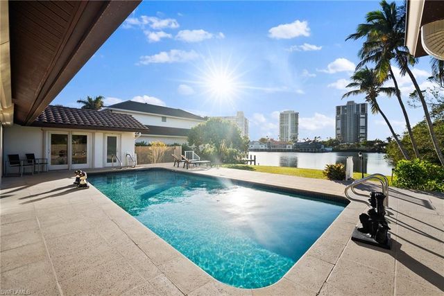 319 Pirates Bight, Naples, FL 34103