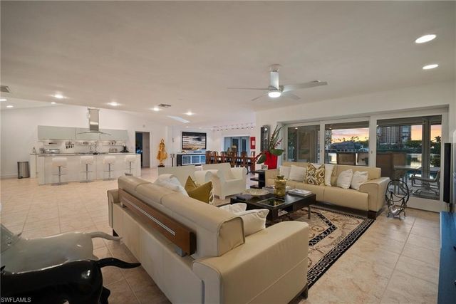 319 Pirates Bight, Naples, FL 34103