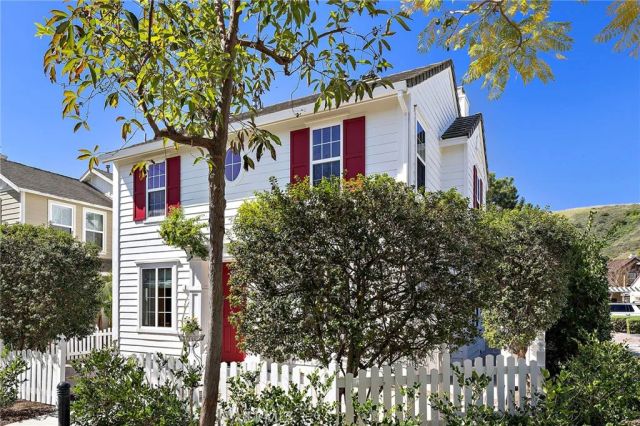 8 Earthen Court, Ladera Ranch, CA 92694