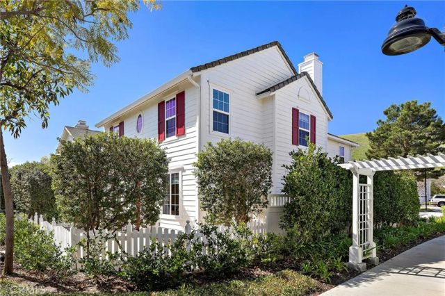 8 Earthen Court, Ladera Ranch, CA 92694