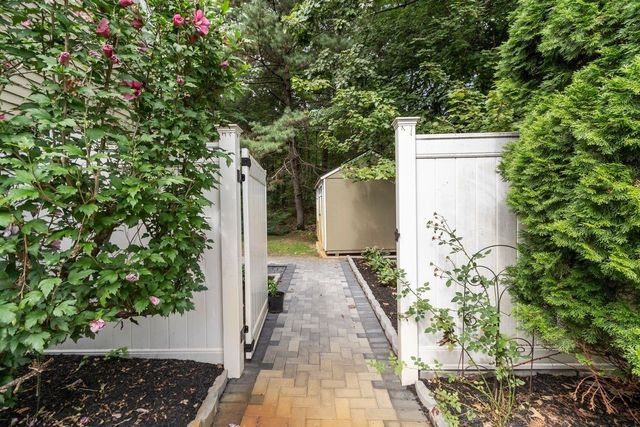 4 Apple Tree Ln, Wilmington, MA 01887