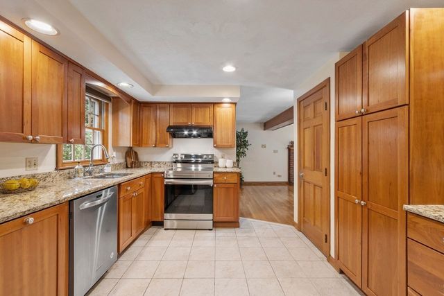 4 Apple Tree Ln, Wilmington, MA 01887