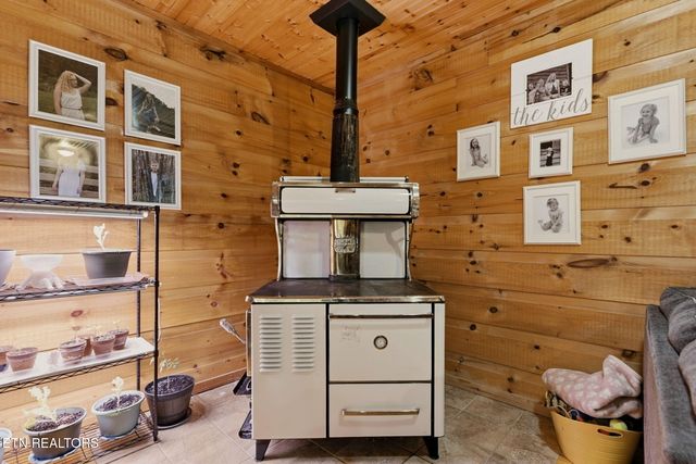 445 & 443 Leighton Lane, Jacksboro, TN 37757