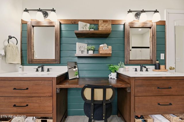 445 & 443 Leighton Lane, Jacksboro, TN 37757