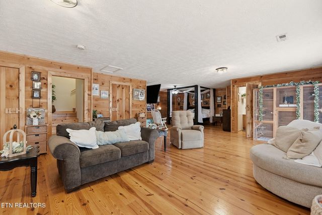 445 & 443 Leighton Lane, Jacksboro, TN 37757