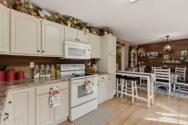 445 & 443 Leighton Lane, Jacksboro, TN 37757