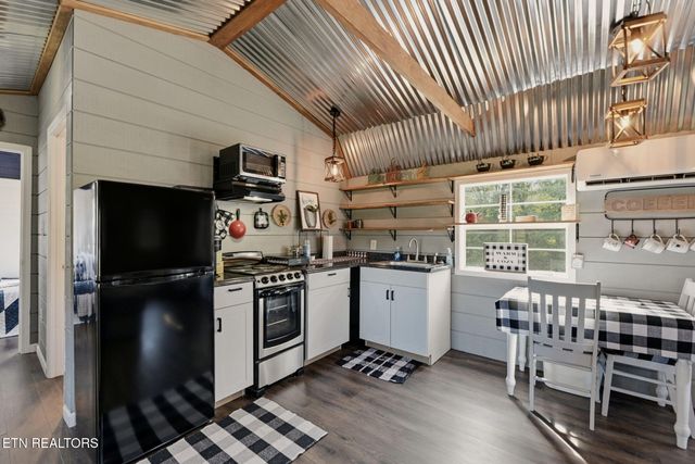 445 & 443 Leighton Lane, Jacksboro, TN 37757