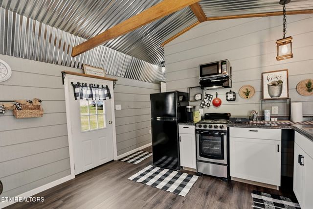 445 & 443 Leighton Lane, Jacksboro, TN 37757