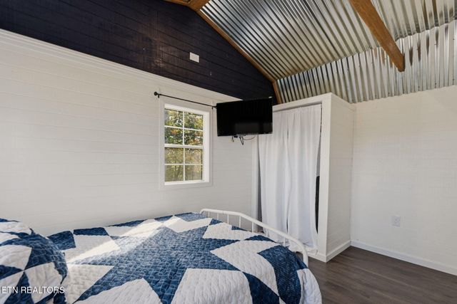 445 & 443 Leighton Lane, Jacksboro, TN 37757