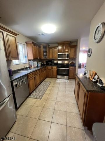 846 Garden St, Elizabeth City, NJ 07202
