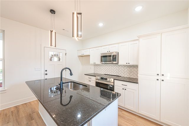 975 S Laramie Heights, Fayetteville, AR 72704