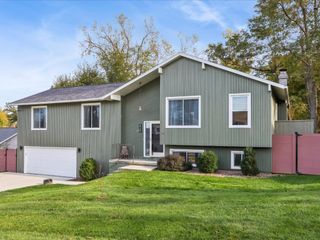 4725 Green Vally Drive SE, Cedar Rapids, IA 52403