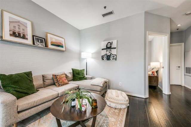 4800 W Lovers Lane, Dallas, TX 75209