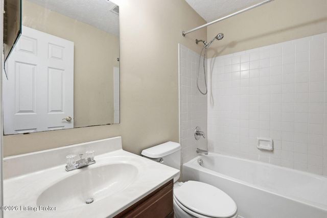 6714 Brook Bend Way, Louisville, KY 40229