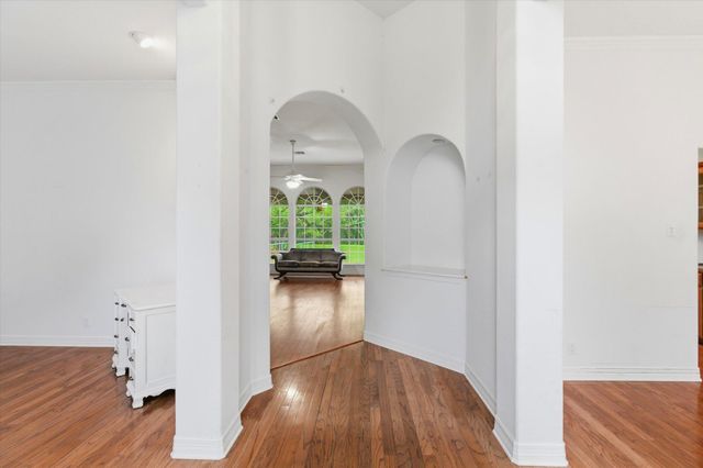 14 Lone Oak TRL, Sunset Valley, TX 78745