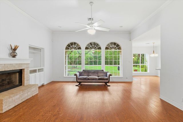 14 Lone Oak TRL, Sunset Valley, TX 78745