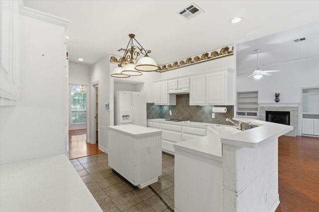 14 Lone Oak TRL, Sunset Valley, TX 78745