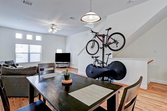 648 Westcross Street 303, Houston, TX 77018