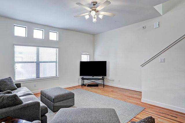 648 Westcross Street 303, Houston, TX 77018