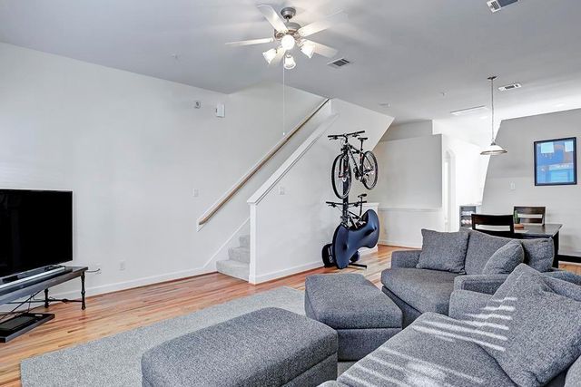 648 Westcross Street 303, Houston, TX 77018
