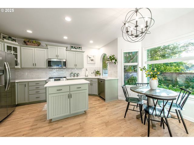 1854 CAMBRIDGE OAKS Dr, Eugene, OR 97401