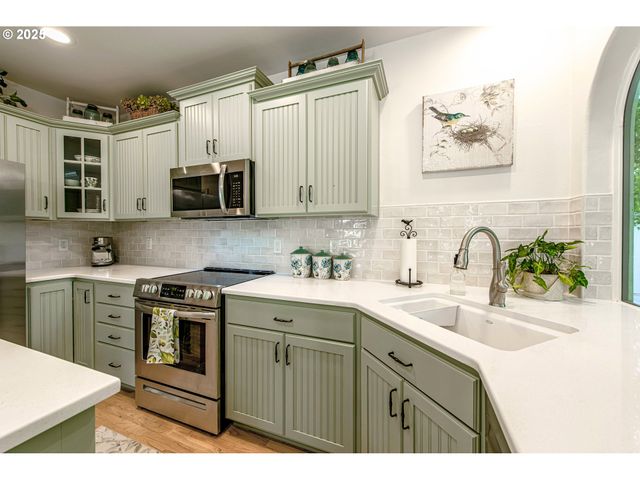 1854 CAMBRIDGE OAKS Dr, Eugene, OR 97401