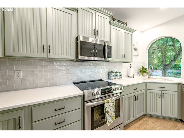 1854 CAMBRIDGE OAKS Dr, Eugene, OR 97401