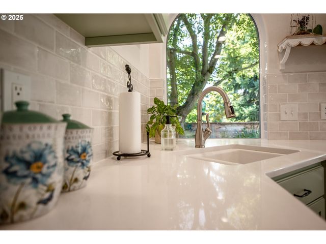 1854 CAMBRIDGE OAKS Dr, Eugene, OR 97401