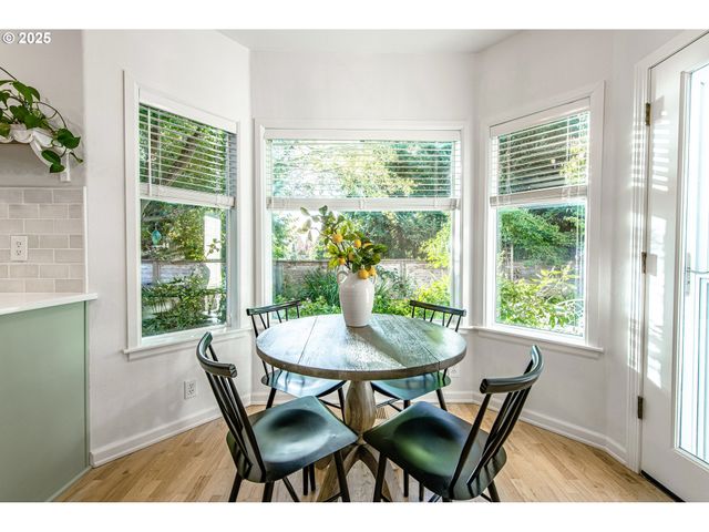 1854 CAMBRIDGE OAKS Dr, Eugene, OR 97401