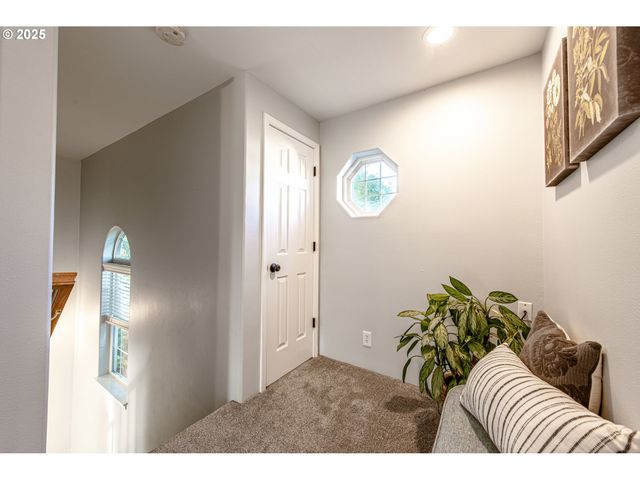 1854 CAMBRIDGE OAKS Dr, Eugene, OR 97401