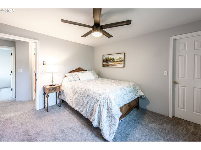 1854 CAMBRIDGE OAKS Dr, Eugene, OR 97401