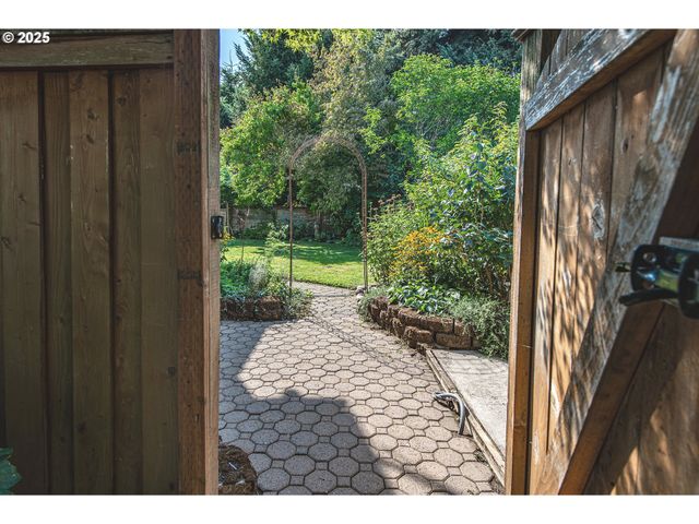 1854 CAMBRIDGE OAKS Dr, Eugene, OR 97401