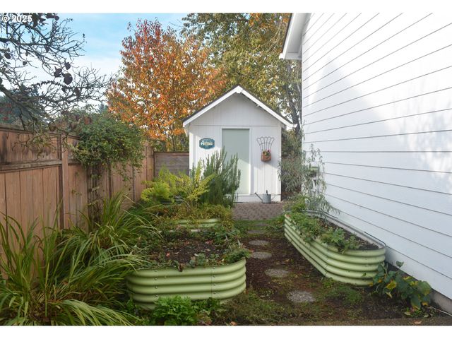 1854 CAMBRIDGE OAKS Dr, Eugene, OR 97401