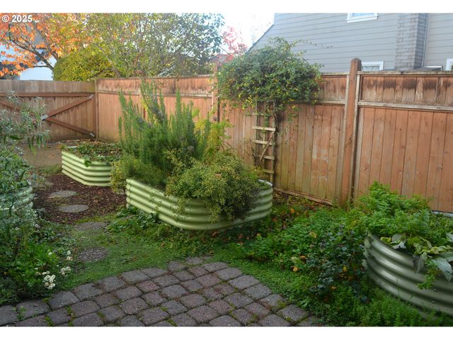 1854 CAMBRIDGE OAKS Dr, Eugene, OR 97401