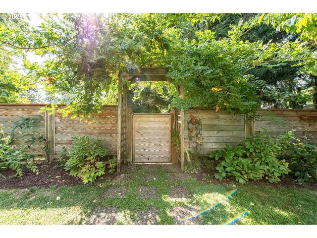 1854 CAMBRIDGE OAKS Dr, Eugene, OR 97401