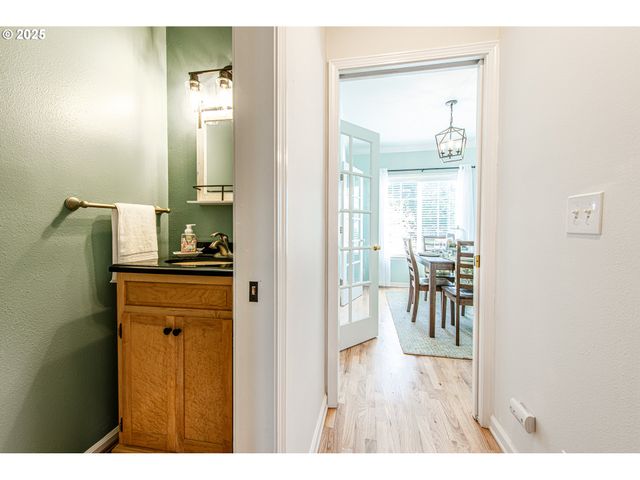 1854 CAMBRIDGE OAKS Dr, Eugene, OR 97401