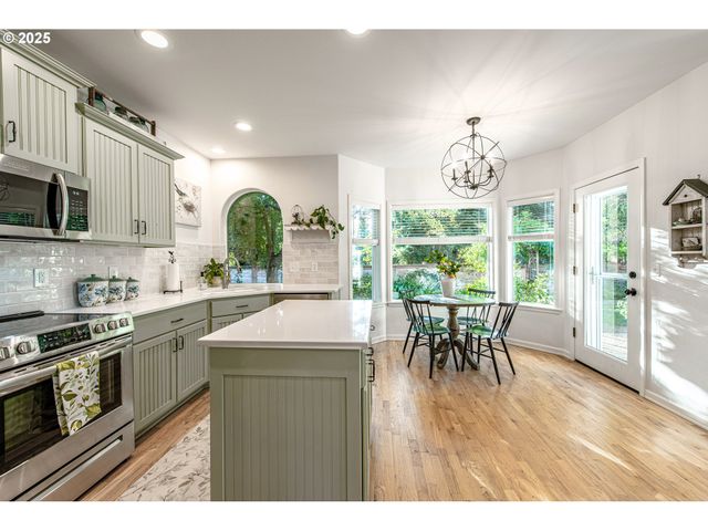 1854 CAMBRIDGE OAKS Dr, Eugene, OR 97401