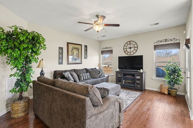 334 Lola Ln, Cottontown, TN 37048