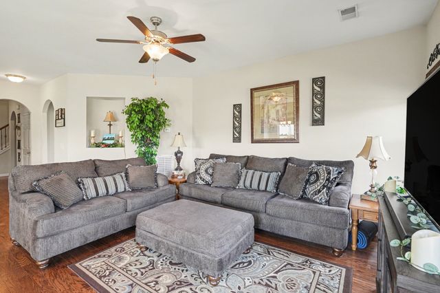 334 Lola Ln, Cottontown, TN 37048