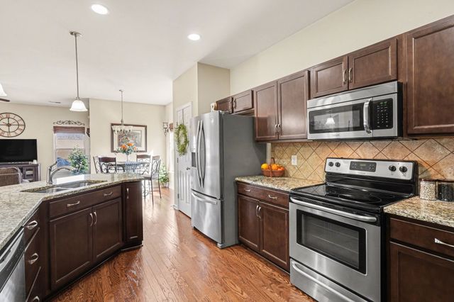 334 Lola Ln, Cottontown, TN 37048