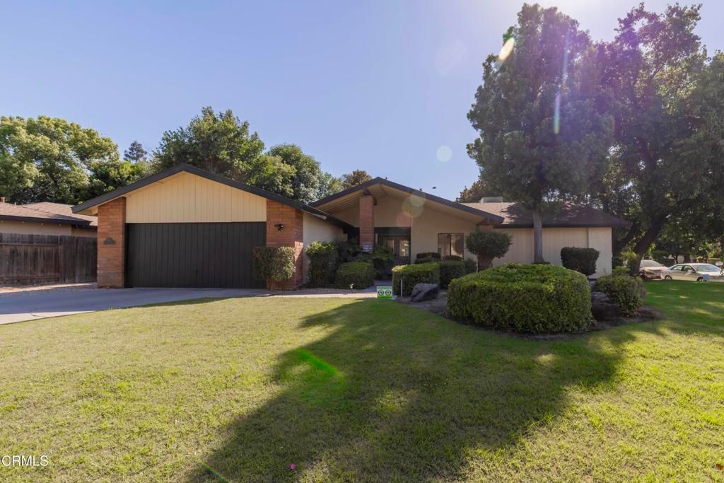 Image 7 of property listing at 2601 Barrington Street, Bakersfield, CA 93309