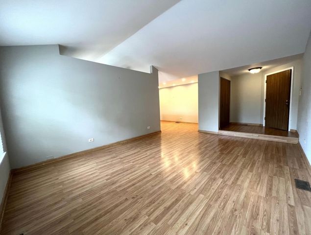 1214 Ballantrae Place E, Mundelein, IL 60060