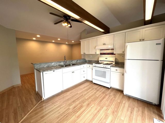1214 Ballantrae Place E, Mundelein, IL 60060