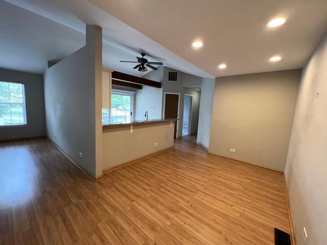 1214 Ballantrae Place E, Mundelein, IL 60060