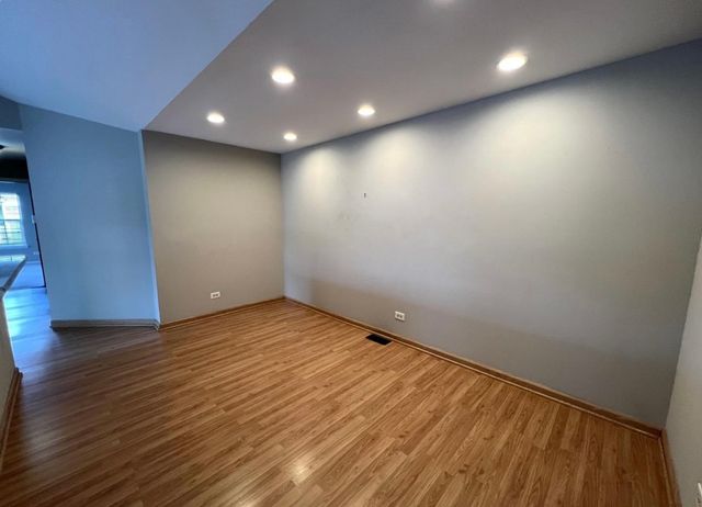 1214 Ballantrae Place E, Mundelein, IL 60060