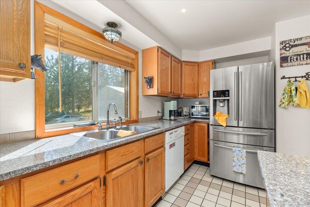 28413 N Selkirk View Dr, Chattaroy, WA 99003