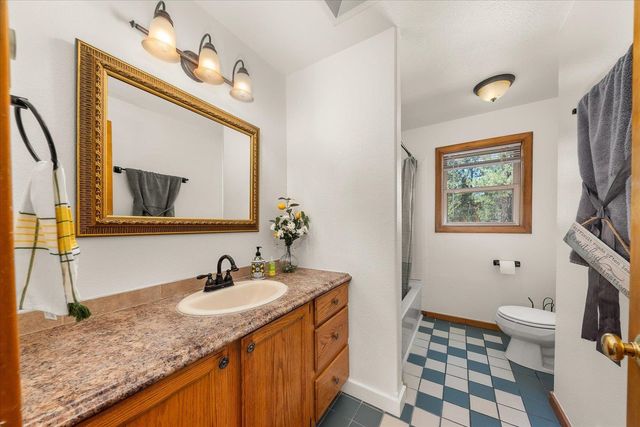 28413 N Selkirk View Dr, Chattaroy, WA 99003
