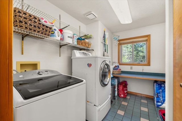 28413 N Selkirk View Dr, Chattaroy, WA 99003